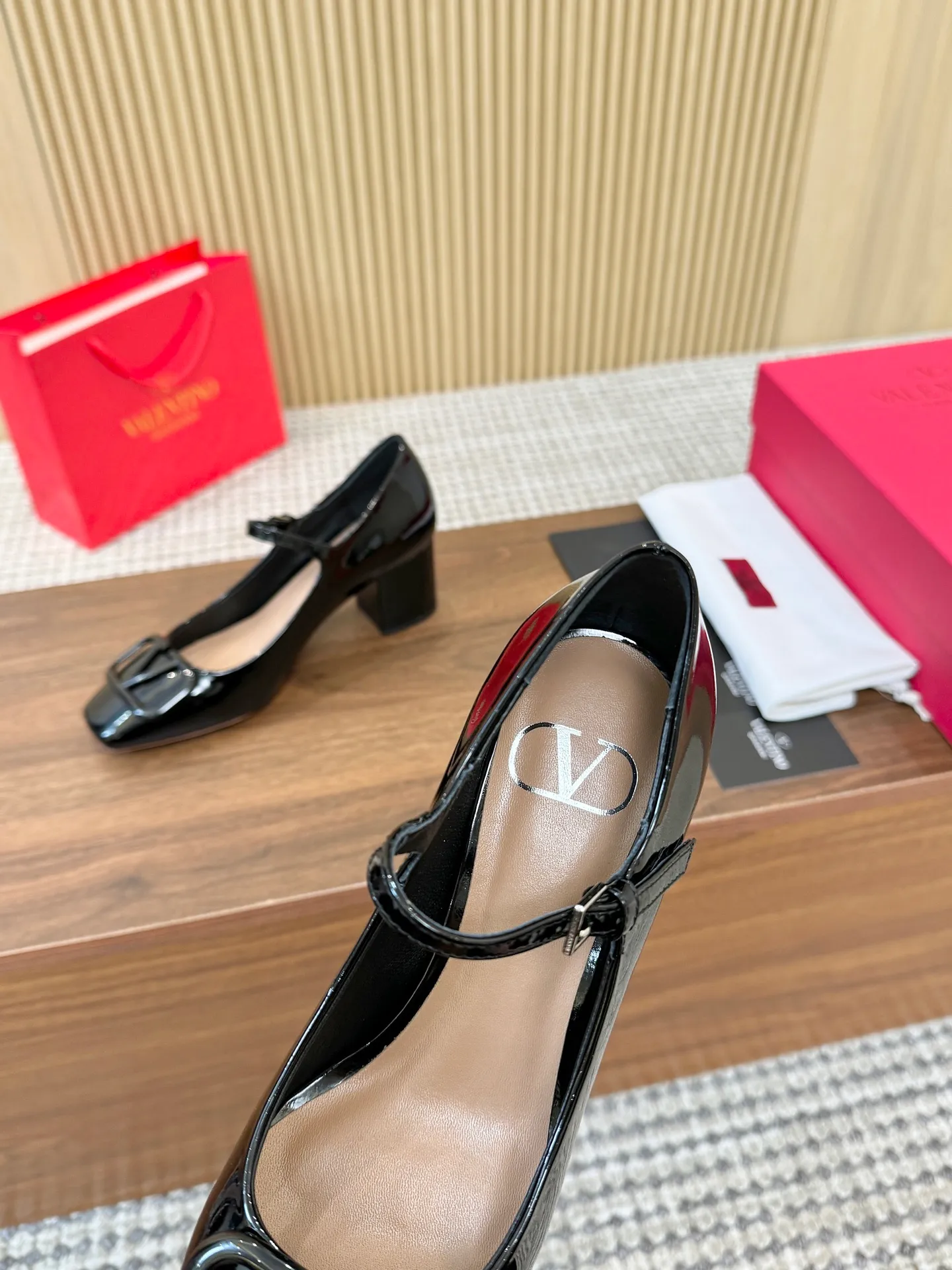 👟👟Ex-factory price 460👟👟 Genuine leather sole + 40 Valentino. Large v-buckle sandals ㊙️Latest series of counters Authentic grade version with perfect details. Authentic products are made one to one. All details are consistent with genuine ones. The upper foot is very pedicure type. The key point is that it is very good and easy to control. It does not grind the feet and does not tire the feet. Walking artifact, exclusive mold opening. The highest version on the market. Fabric: imported mixed sheepskin, lining and foot pads are all sheepskin. Code number (34 to 42) Customized sizes 34 and 42 are non-refundable and non-exchangeable. Heel height: 7.5CM, rubber sole, leather sole +40